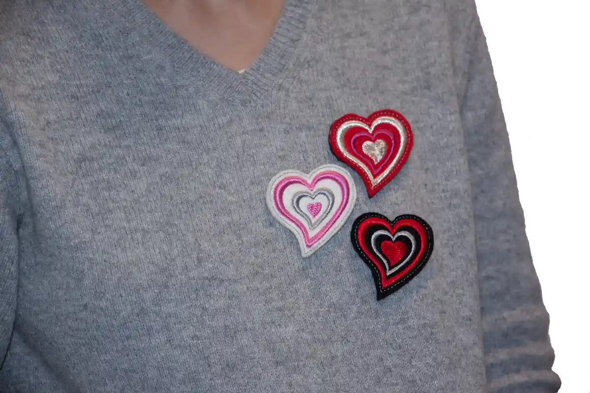 Prepare a beautiful embroidered heart brooch for Valentine's Day 2 IMG 9808