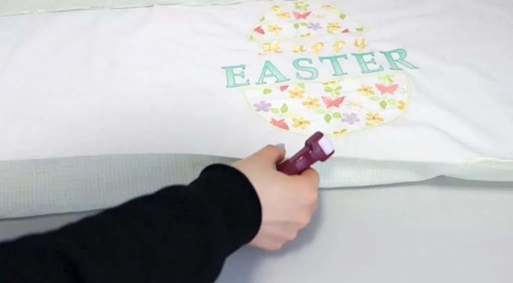 Create the handmade embroidered table runner design - roller